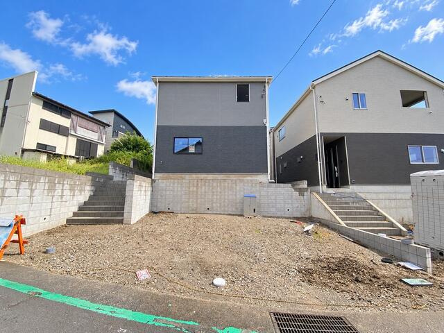 沼津市西熊堂の新築一戸建の駐車場|前面に３台並列で駐車可能です