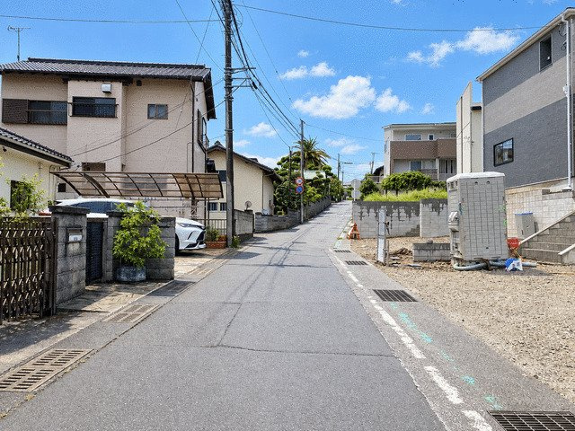 沼津市西熊堂の新築一戸建の前面道路含む現地写真|西側前面道路　幅員が約５ｍあるので、車のすれ違いも安心