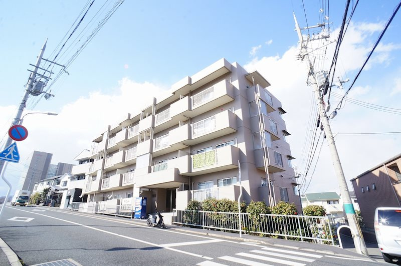 アクエルド長岡京の外観|JR長岡京駅徒歩6分。タイル貼りの落ち着いた外観のマンション
