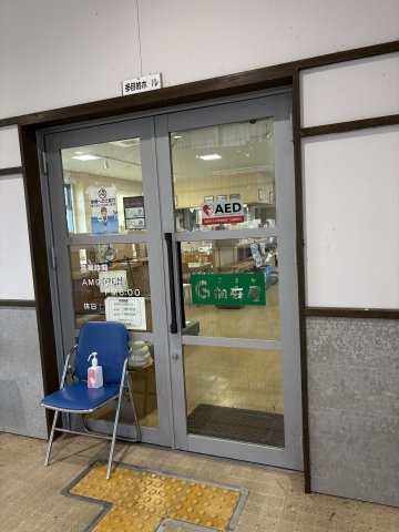 イングランドヒルズ「のぞみ坂」薪ストーブのある英国風の家の周辺|「郷の駅 胡麻屋」。地元の農産物などが並び、地域の暮らしを身近に感じられます。