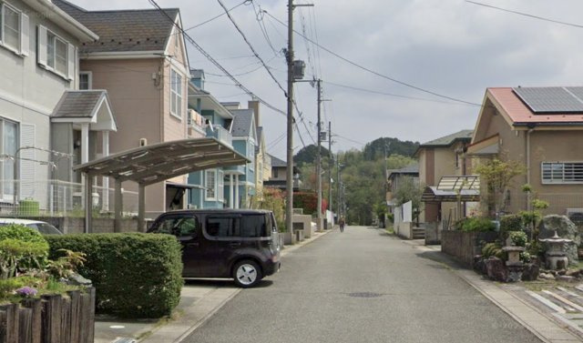 イングランドヒルズ「のぞみ坂」薪ストーブのある英国風の家の前面道路含む現地写真|現地周辺の街並み。住宅地の雰囲気や前面道路の様子も、ぜひ現地でお確かめください。