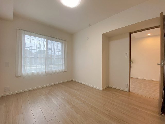 グランヴィル氷川台の洋室|伸びやかな約6.2帖の洋室。十分な広さがあるため大きなベッドや家具もスムーズに配置できます。収納スペースも確保されており、衣類や季節の荷物をスマートにまとめてお部屋を広く活用可能です。