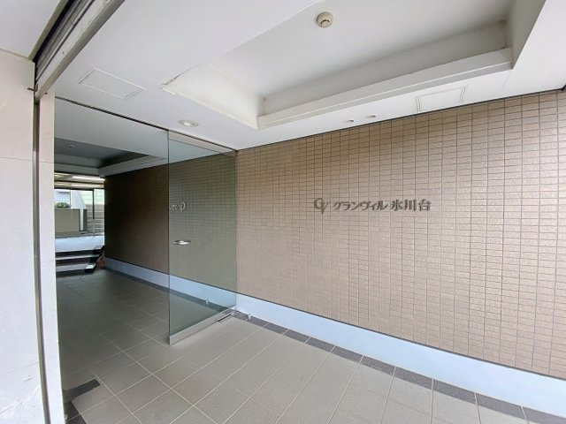 グランヴィル氷川台|マンションの顔となる清潔感あふれるエントランスアプローチ。アプローチ部分は平坦で歩きやすく、車椅子やベビーカーでの移動もスムーズです。住まう方を優しく温かく迎え入れる心地よい空間が広がります。