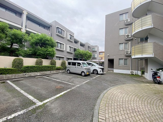 グランヴィル氷川台の駐車場|敷地内に確保された便利な駐車場スペース。お車をお持ちの方にも安心のロケーションです。雨の日の乗り降りや重い荷物の搬入もスムーズに行え、日々の快適なカーライフをしっかりとサポートいたします。
