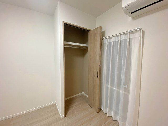 グランヴィル氷川台の収納|衣類や生活用品をまとめてすっきり収納できる機能的な収納スペース。お部屋の中に余計な物を置かずに済むため、住空間をより広く有効に活用できます。お掃除の手間も省ける利便性の高い設計です。