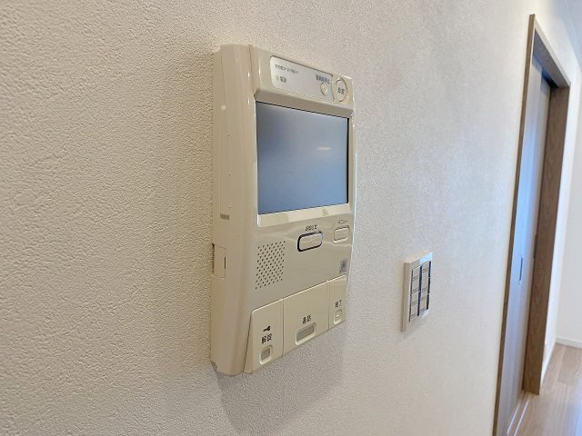 グランヴィル氷川台のセキュリティ|訪問者の顔や様子を室内からしっかり確認できるTVモニター付きインターホンを設置。不在時の録画機能も備わっており、一人暮らしの方やお子様のお留守番時にも安心感をもたらす頼もしい防犯設備です。