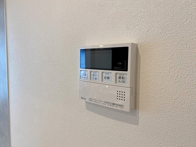 グランヴィル氷川台の発電・温水設備|ボタンひとつでお湯の温め直しができる便利な追焚機能を搭載。入浴時間が異なるご家族でも、いつでも温かいお風呂に浸かることができます。日々の疲労回復と快適なバスライフを優しくサポートします。