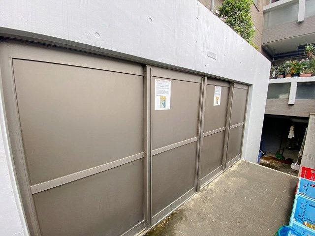 グランヴィル氷川台のその他共用部分|清潔に維持管理された敷地内の専用ゴミ置き場。お出かけ前や通勤時にもスムーズにゴミ出しを行える利便性の高さが魅力です。住まい全体の快適性と綺麗な住環境をしっかりと維持・サポートしてくれます。