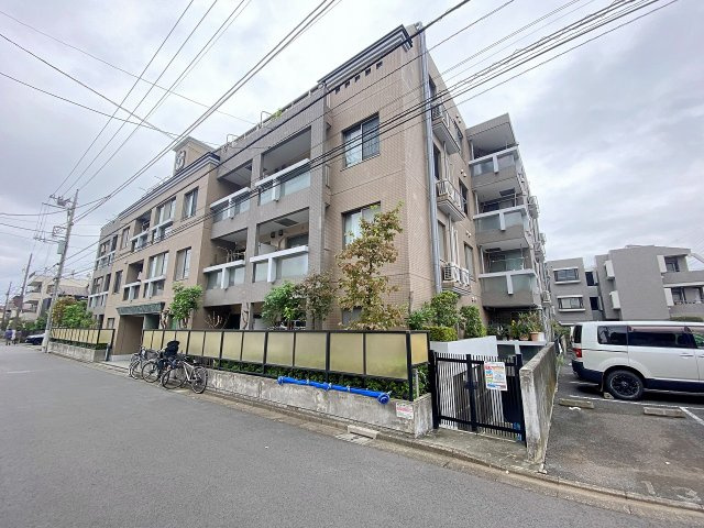 グランヴィル氷川台の外観|落ち着きと気品を感じさせる魅力的な建物外観。周辺の閑静な街並みとも美しく調和した佇まいです。管理体制も良好で、住まう方の安心と快適な暮らしをしっかりと支える魅力溢れるマンションとなっております。