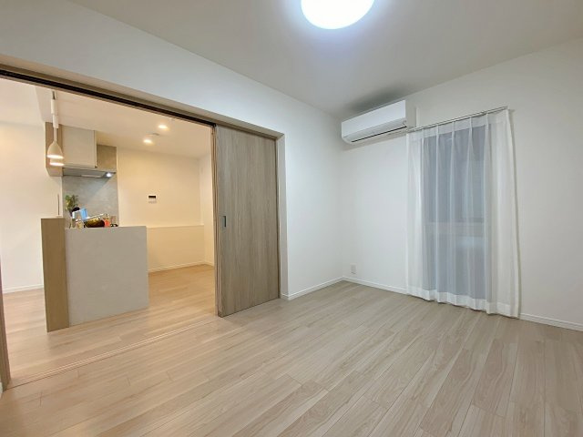 グランヴィル氷川台の子供部屋|約6.0帖のゆとりある洋室は、お子様のお部屋や趣味の部屋にぴったり。収納クローゼットを備えており、お部屋をすっきり保てます。採光もしっかり取れており、明るく快適にお過ごしいただける空間です。