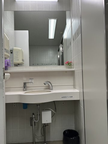 毎日東ビルの洗面所