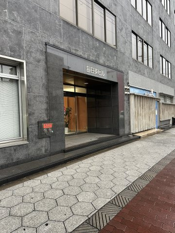 毎日東ビルのエントランス