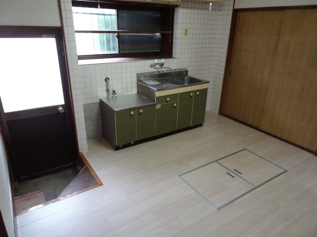 荒尾町戸建貸家の居間・リビング