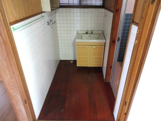 荒尾町戸建貸家の洗面所