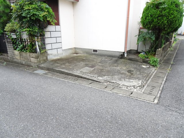 荒尾町戸建貸家の駐車場