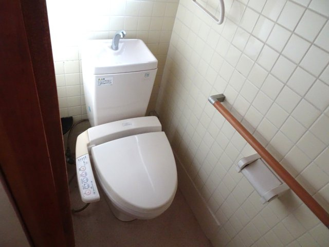 荒尾町戸建貸家のトイレ
