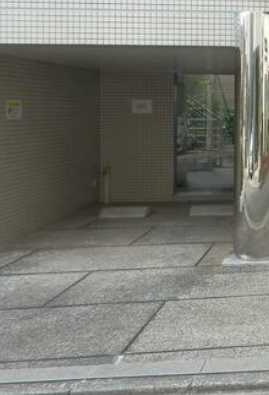 カサ・デ・ソル　ドールマンシステム導入　角部屋　分譲賃貸の駐車場