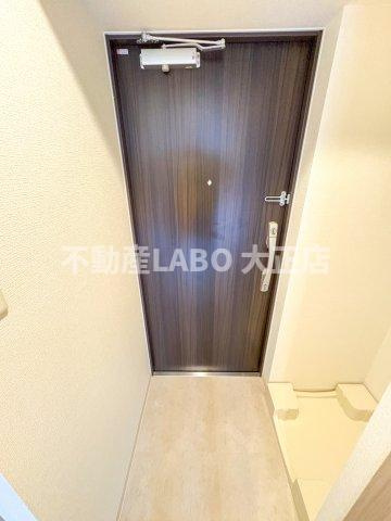 フォーリアライズ弁天町ノビアの玄関