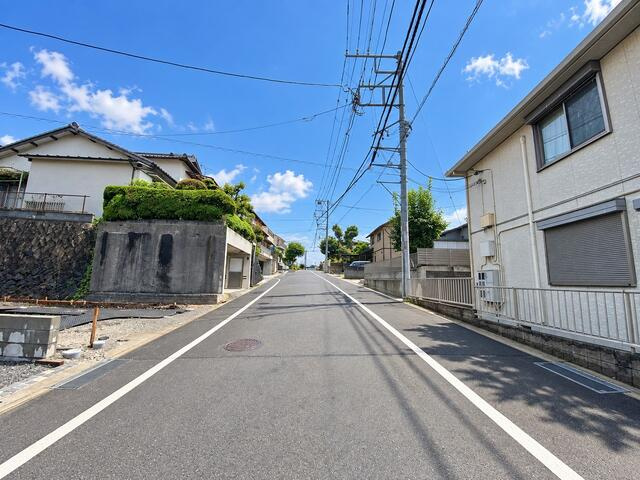沼津市西熊堂の新築一戸建の前面道路含む現地写真|側前面道路　幅員が７ｍ以上あるので運転楽々。