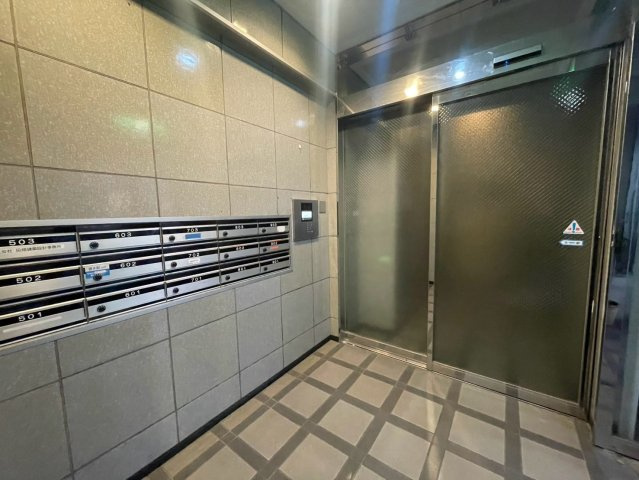 ますみビルのエントランス