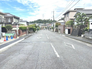 【前面道路含む現地写真】 | 西区山田新町1丁目（全2区画）No2 | 前面道路は幅員約11.9mの公道に面しており、お車の駐車や入出庫もスムーズに行えます。周囲は落ち着いた住環境が広がるエリアです。