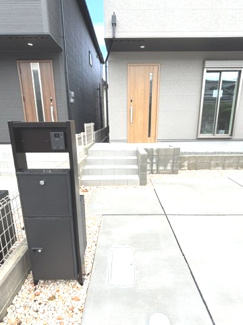 【玄関】 | 西区山田新町1丁目（全2区画）No2 | 玄関前にはスタイリッシュな宅配BOX一体型機能門柱を設置。不在時でも荷物の受取がスムーズに行えるため、外出が多いご家庭や配達の時間を気にせず過ごしたい方に便利です。