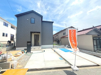 【外観】 | 東広島市八本松飯田4丁目（全2区画）最終1棟 | 玄関アプローチと駐車スペースを備えた建物正面。シンプルモダンな外観と宅配ボックス付き機能門柱を設けています。
