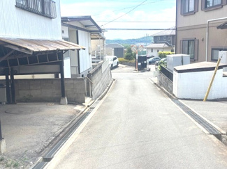 【前面道路含む現地写真】 | 東広島市八本松飯田4丁目（全2区画）最終1棟 | 敷地前面の道路状況。舗装された道路で車出し入れもしやすく、落ち着いた住宅街の雰囲気を備えた周辺環境です。