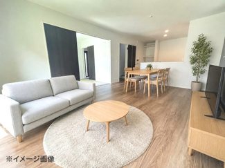 【居間・リビング】 | 東広島市八本松飯田4丁目（全2区画）最終1棟 | 温かみのある木目調フローリングが広がる16帖のLDK。隣接する和室の引き戸を開放することで、より一層広々とした空間として活用できます。
