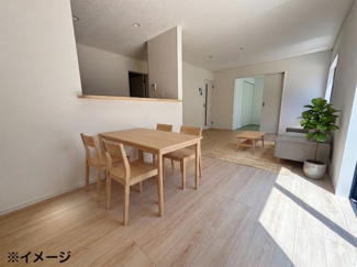 【居間・リビング】 | 安芸郡熊野町城之堀1丁目　全10区画　NO1 | キッチンからリビング、そして隣接する洋風和室まで見渡せる開放的なレイアウト。家事をしながらご家族との会話を楽しめる対面式を採用しています。和室の扉を開放すれば、より広々とした空間として利用可能です。