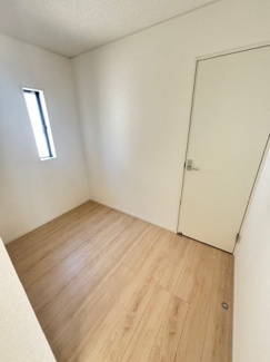 【その他】 | 安芸郡熊野町城之堀1丁目　全10区画　NO1 | 1階に配置された約3帖のファミリークロークです。家族全員の衣類やカバンを1ヶ所に集約できるため、洗濯物の片付けがスムーズ。お出かけの準備や帰宅時の着替えも効率的に行える、家事時短に配慮した設計です。