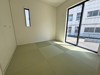 【和室】 | 安芸郡熊野町城之堀1丁目　全10区画　NO1 | LDKに隣接する4.5帖の洋風和室です。縁なし畳を採用、モダンなインテリアにも馴染むデザイン。南側の大きな窓から光が入り、お子様の遊び場やリビングの延長として多目的に活用できます。クローゼットも完備。