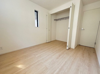 【洋室】 | 安芸郡熊野町城之堀1丁目　全10区画　NO1 | 5帖の洋室は、お子様部屋や寝室に最適なサイズ感です。クローゼットが備わっているため、家具の配置がしやすく、お部屋を広く使えます。2面採光を確保しており、風通しも良好なプライベート空間です。