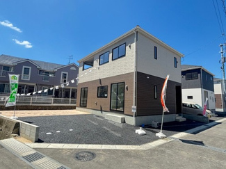 【外観】 | 安芸郡熊野町城之堀1丁目　全10区画　NO1 | 落ち着いた色調の2トーンカラーで仕上げた外観デザイン。並列駐車が可能な広々としたカースペースを確保しています。南側に面した大きな窓からは、室内に豊かな採光を取り込める設計となっています。