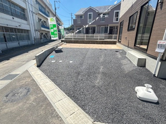 【駐車場】 | 安芸郡熊野町城之堀1丁目　全10区画　NO1 | ゆとりあるカースペースは、普通車を並列で駐車しても余裕がある広さです。前面道路との段差も少なく、スムーズに入出庫が可能。空いたスペースは自転車置き場や家庭菜園など、多目的に活用できます。