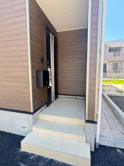 【玄関】 | 安芸郡熊野町城之堀1丁目　全10区画　NO1 | 白を基調とした明るく清潔感のある玄関ホール。膨張色による視覚効果で、実面積以上の広さを感じさせます。ホールから各居室へスムーズにアクセスできる無駄のない動線設計で、家族を明るく迎え入れる空間です。