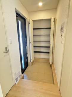 【玄関】 | 安芸郡熊野町城之堀1丁目　全10区画　NO1 | 玄関正面には、大容量の土間収納（シューズインクローゼット）を完備。可動棚式のため、ブーツやアウトドア用品も効率よく収まります。玄関周りを常にすっきりと保てる、収納重視の設計です。