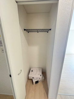 【玄関】 | 安芸郡熊野町城之堀1丁目　全10区画　NO1 | 玄関一角に設けられた便利な収納スペースです。掃除用具や日用品のストック場所として重宝します。棚板を活用することで、小物の整理から高さのある荷物の保管まで、生活スタイルに合わせて柔軟に活用可能です。
