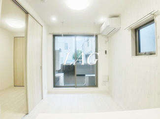 【居間・リビング】 | ＫＯＭＦＯＲＴＡ新中野 | 洋室のお部屋です。
