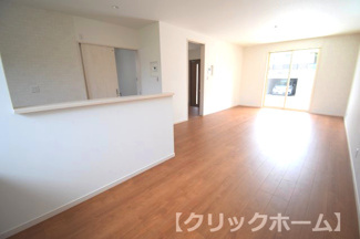 【居間・リビング】 | 呉市焼山中央5丁目【太陽光発電設置】全2区画　NO2 | 19帖リビング☆
対面式のキッチンでリビングが見渡せるので、お子様やご家族の様子が見えて安心です♪