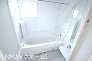 【浴室】 | 呉市焼山中央5丁目【太陽光発電設置】全2区画　NO2 | ゆったりした浴槽は、足を伸ばしてゆったり湯船につかることができます。
浴室暖房換気乾燥機付きで雨や夜のお洗濯に大活躍です♪