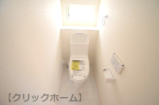 【トイレ】 | 呉市焼山中央5丁目【太陽光発電設置】全2区画　NO2 | シンプルなデザインはお掃除やしやすく衛生的。温水洗浄便座付き　トイレ×２
