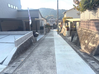 【前面道路含む現地写真】 | 呉市阿賀北5丁目　限定1棟【築後未入居】【73坪】【P4台可】 | 前面道路4ｍ