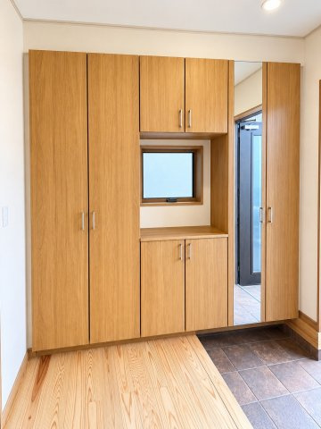 【玄関】 | ◆港南区東永谷3丁目　中古戸建◆ | ◆明るい玄関です！散らかりやすい玄関もスッキリする大容量のシューズボックス付き。