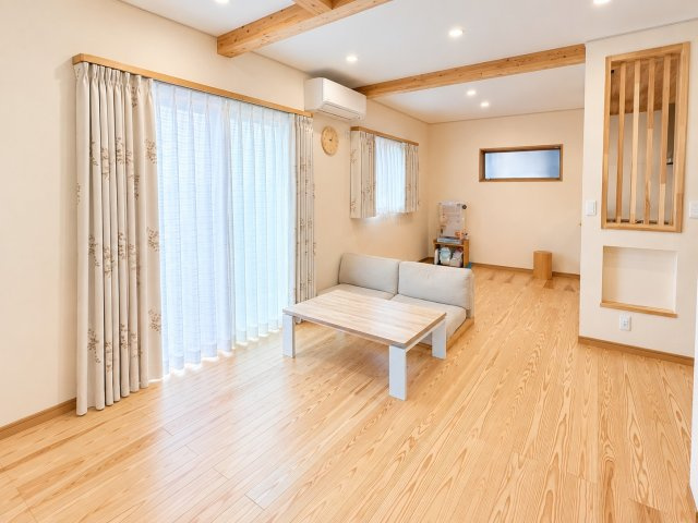 【居間・リビング】 | ◆港南区東永谷3丁目　中古戸建◆ | ◆家族で食卓を囲むダイニングスペースと、ソファでゆったりくつろぐリビングスペースがしっかり区切られているので家具の配置や用途を使いわけしやすいです。