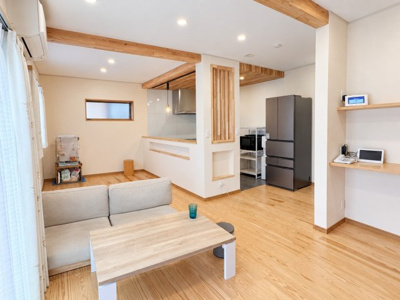 【居間・リビング】 | ◆港南区東永谷3丁目　中古戸建◆ | ◆一家だんらんのスペースとなるＬＤＫ。窓から明るい光が差し込み、思わず家族の会話も弾む快適な空間。