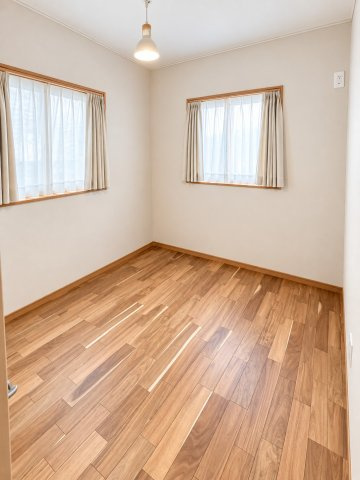 【洋室】 | ◆港南区東永谷3丁目　中古戸建◆ | ◆二面採光で、陽差しを長時間受ける事が出来る暖かい室内です。もちろんペアガラスなので、遮音性にも優れ、結露も発生しにくい構造。サッシ周りのカビが発生しにくくなります。