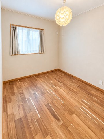 【洋室】 | ◆港南区東永谷3丁目　中古戸建◆ | ◆気持ちの良い風が室内へ入り込む居室。家具を配置しても広々ご利用いただけます！！