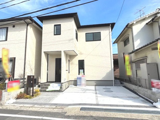 【外観】 | 廿日市市上平良字郡塚（廿日市市役所前電停）1区画 | 白を基調とした清潔感のあるモダンな外観デザイン。カースペースは並列2台駐車が可能（車種による）で、ゆとりある設計です。前面道路との高低差も少なく、スムーズな入出庫が可能です。