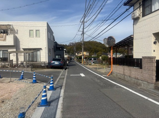 【前面道路含む現地写真】 | 廿日市市上平良字郡塚（廿日市市役所前電停）1区画 | 前面道路は、見通しが良く落ち着いた住宅街に位置しています。通り抜けの車が少ないため、静かな住環境が保たれているほか、小さなお子様がいるご家庭でも安心感のある周辺環境です。